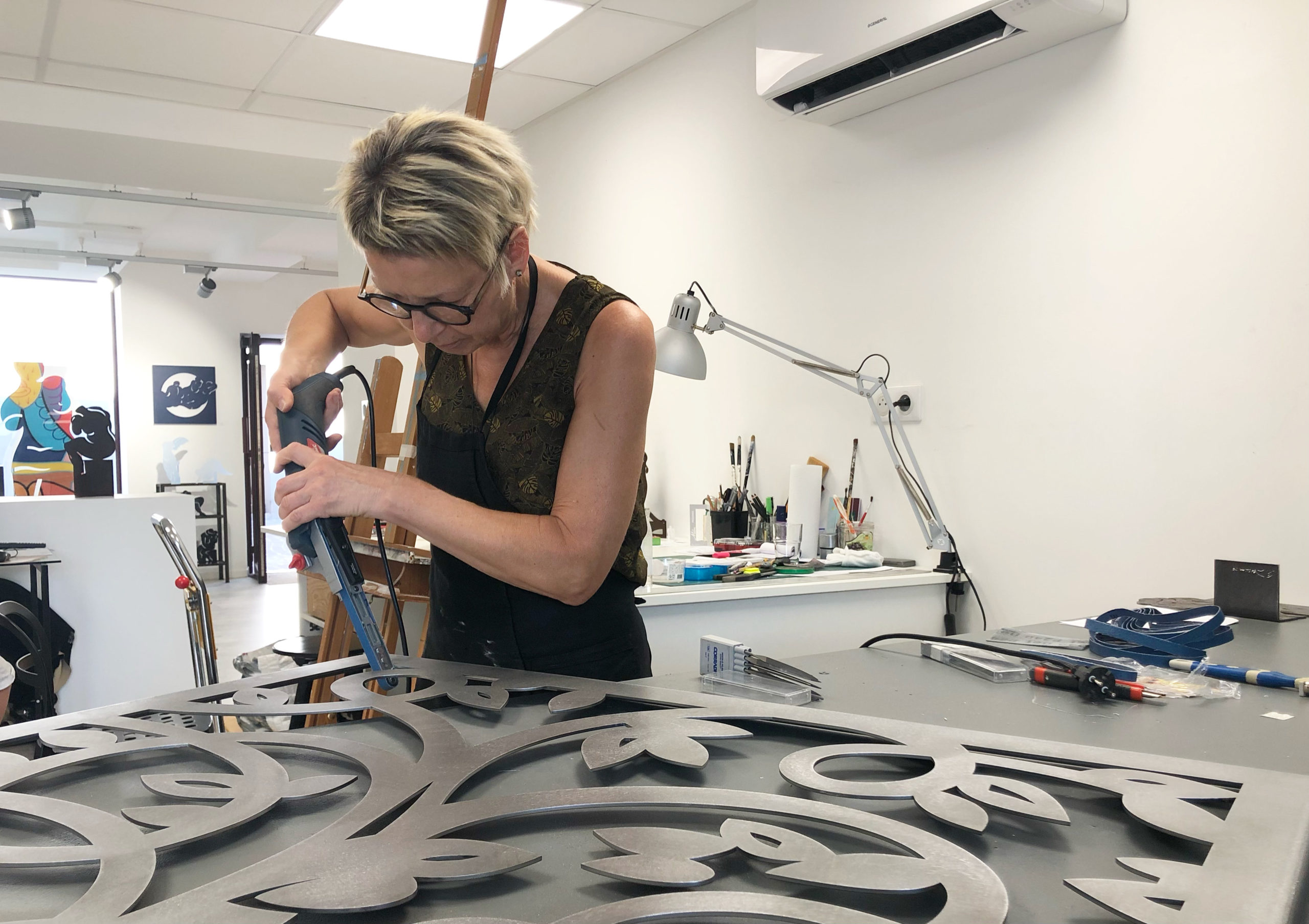 Visite guidée de l’atelier à Agde présentant des sculptures en vente à la galerie