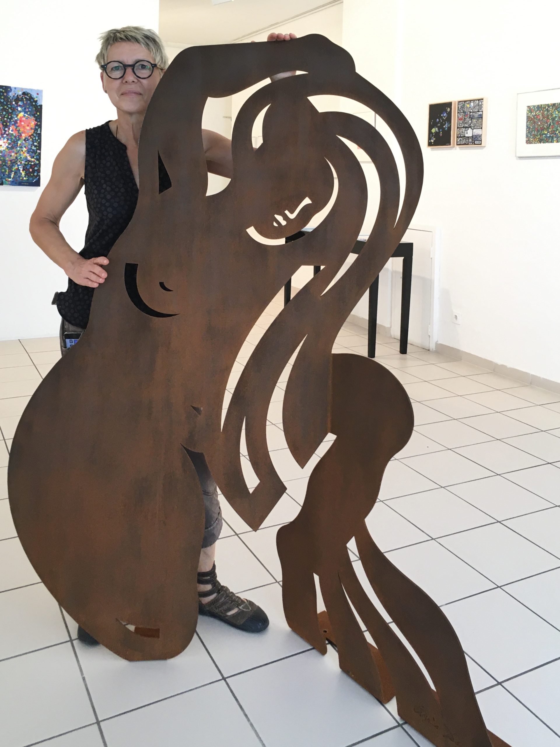 Sculpture métallique incarnant l’art abstrait