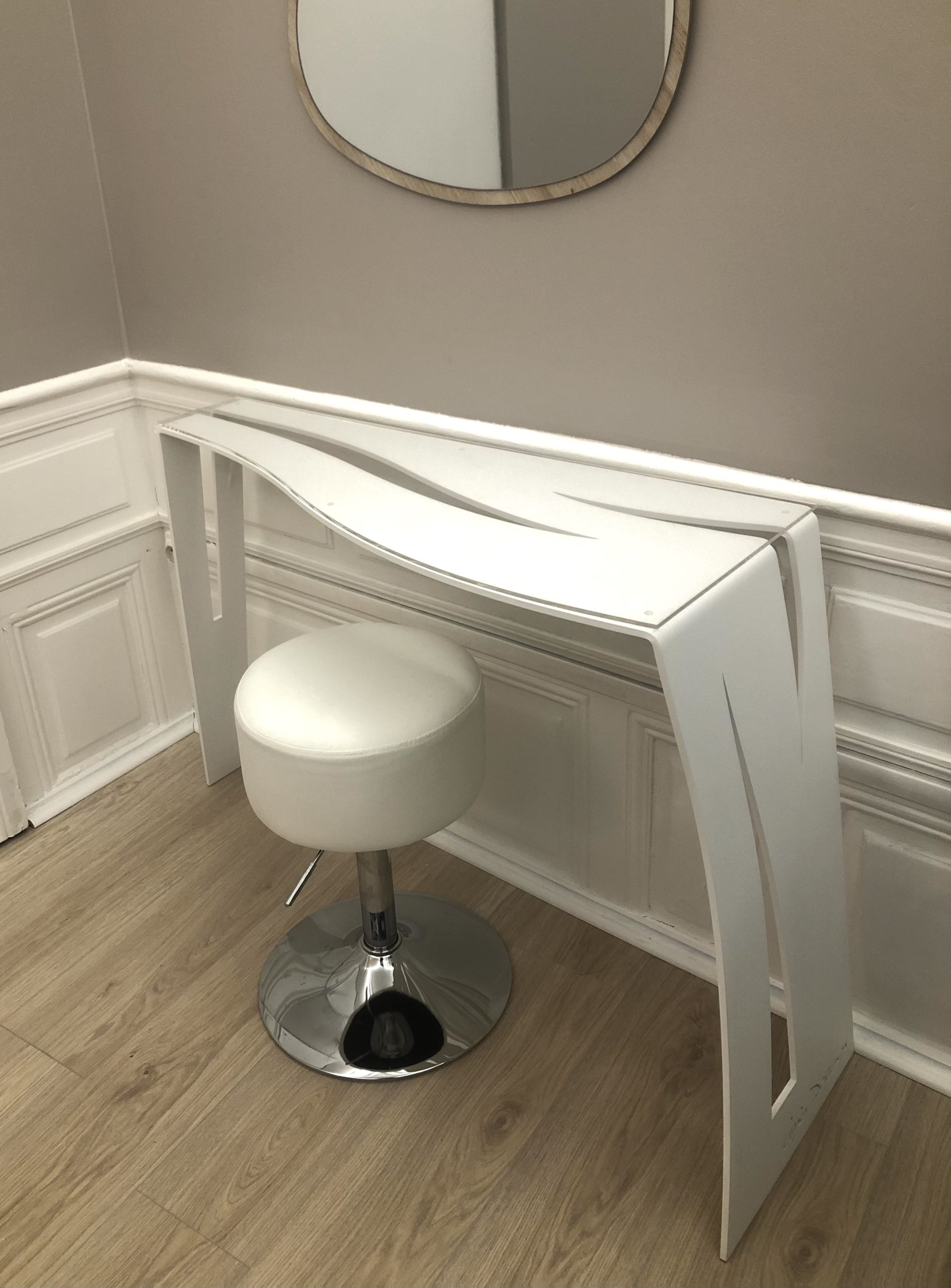 Élément de mobilier design en métal adapté à l’aménagement intérieur
